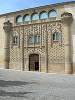 Pozen prehod iz 15. stoletja v Palacio de Jabalquinto, z majhnimi diamanti izbruhne iz klesanca na straneh