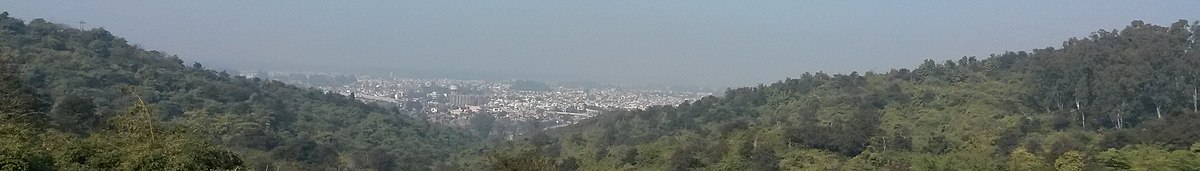 Larĝa panorama vido al Pathankot