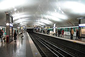Les quais de la station avec la voûte la plus grande du métro parisien.