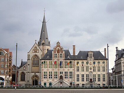 Sint-Nicolaaskerk, with the Parochiehuis and the Cipierage, seen from the Grote Markt