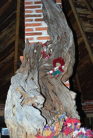 Duendes dans un tronc d'arbre, musée des Duendes à Huasca de Ocampo (Mexique).