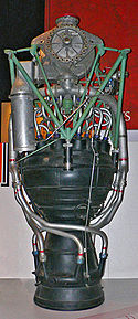 Рідинний ракетний двигун Фау-2. Схема цього двигуна була класичною для РРД протягом більш ніж півстоліття. Тяга на Землі — 25 тс. Перший політ — 1942 року.