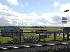 Blick vom Bahnhof auf den Royal-Airforce-Stützpunkt