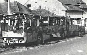 Autobuz incendiat în timpul conflictului