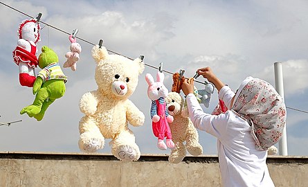 Ook knuffeldieren worden schoongemaakt, Iran, 17 maart 2018