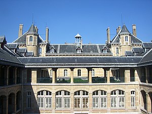 Cour centrale du lycée Buffon, Paris.