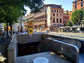 L'entrée de la station sur la place Esquirol.