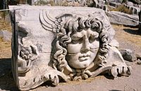 Medusa de Didimes, ornant lo grand temple d'Apollon.
