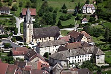 Photographie en couleurs d'un village.