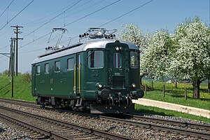 Re 4/4I10001 der 1. Serie von SBB Historic bei Möhlin, 2018.