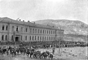 Soldats australiens de la 4th Light Horse Brigade rassemblant des prisonniers ottomans devant l'hôpital de Damas, octobre 1918