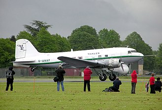 En högst ovanlig DC-3 med en radom tillfälligt monterad under nosen.