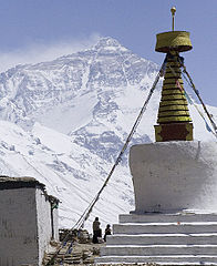 Der stets links zu passierende Chorten, Gebetsmal, aufgenommen während des Everest Peace Projects