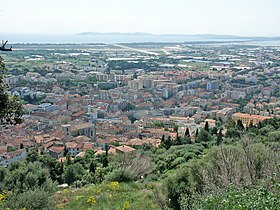 L'aéroport au loin et le centre-ville de Hyères au premier plan.