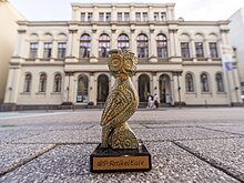 WikiEule vor der Casino-Gesellschaft in Wiesbaden