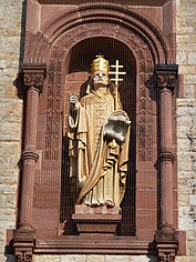 Statue Gregors II. an der Fassade von St. Bonifatius, Heidelberg