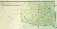 Mapa konturowa Oklahomy, blisko centrum na lewo znajduje się punkt z opisem „miejsce bitwy”