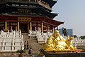 Socha Budaie před pagodou v čínském Čchang-čou
