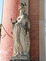 Statue d'une femme en armure. Elle porte un casque, un bouclier et une lance.