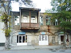 Maison traditionnelle avec balcon de bois dans le centre de Goris.