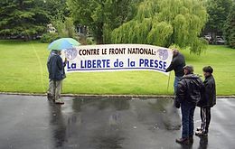 Photo d'une banderole déployée devant le tribunal pendant le procès