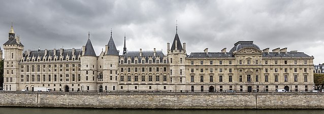 La Cour de cassation et, jusqu'en 2018, le tribunal de grande instance donnent sur le quai de l'Horloge[16].