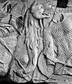 Colonna Traiana, piedistallo; lorica squamata integrale (a destra), lunga fino alla vita e dotata di manicae anch'esse squamate. Al centro l'insegna del draco.