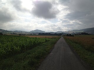 Blick vom Hessencourrier-Radweg ostwärts auf Breitenbach mit dem Burgberg, dem Hauptberg der Hoofer Pforte