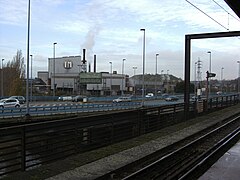 Viaduc longeant la station Villette du métro léger de Charleroi.