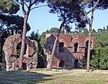 Vestiges des arches supportant l'Aqua Claudia sur le Palatin.