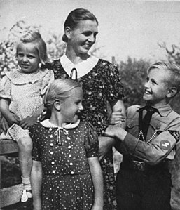 Foto de propaganda nazi: Una mare, les seves filles i el seu fill amb l'uniforme de les Joventuts Hitlerianes posen per a la revista SS-Leitheft, febrer de 1943