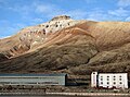 Il porto di Pyramiden e sullo sfondo la montagna che dà il nome all'insediamento