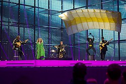 The Shin ja Mariko Ebralidze esittämässä kappalettaan Eurovision laulukilpailussa.