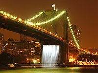 NY Waterfalls onder de Brooklyn Bridge (2008)