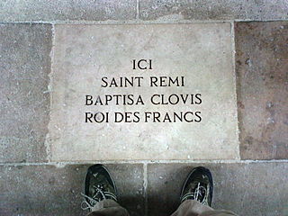 Lapida fil-pavimentar tan-navata tal-katidral li tfakkar il-magħmudija ta' Clovis minn San Remi.