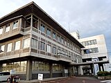 白山町二丁目の旧燕庁舎本館（1962年度建築[11]、老朽化に伴い撤去済み）