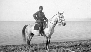 אחמד ג'מאל פאשה רכוב על סוס לחופי ים המלח, 1915.