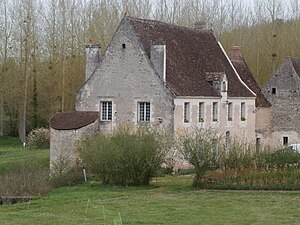 Photographie en couleurs d'un bâtiment flanqué sur son pignon d'une tourelle.