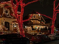 O bairro de Dyker Heights (apelidado de "Dyker Lights" por suas exibições de luzes natalinas) do Brooklyn, Nova York