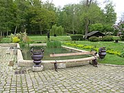 La vasca nel giardino del Moulin de Villeneuve.