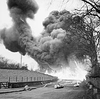 Une expérimentation d'une sauteuse de haie réalisée par le Petroleum Warfare Department à Mid Calder en Écosse, le 28 novembre 1940.