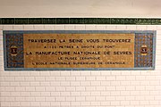 Plaque dans un couloir indiquant la proximité de la manufacture nationale de Sèvres.