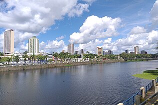 Ao fundo, edifícios dos bairros nobres Góes Calmon (à esquerda) e Jardim Vitória (à direita)