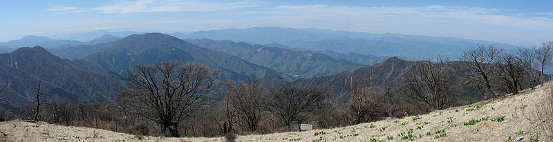 蛭ヶ岳から北東側～北西側の眺望 (2007年4月撮影)