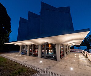 Die Fritz Bauer Bibliothek in Bochum, ein Gebäude im Stil des Brutalismus mit bunten Fenstern