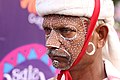 Home da tribo Rathva coa cara pintada na feira de Kavant, Gujarat, India.