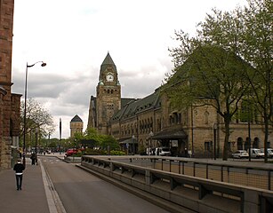 Metz Bahnhof mit Wasserturm im Hintergrund