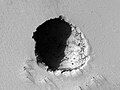 Lucarne de 180 m sur le flanc sud du volcan par le HiRISE.