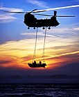 Ein Chinook mit einem Festrumpfschlauchboot der Royal Marines am 16. Juni 2009 in der Studland Bay. KW 25 (ab 15. Juni 2014)