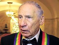 Mel Brooks recibe'l Premiu Kennedy pola so contribución a les artes escéniques, nel Centro John F. Kennedy pa les Artes Escéniques, Casa Blanca, 2009.